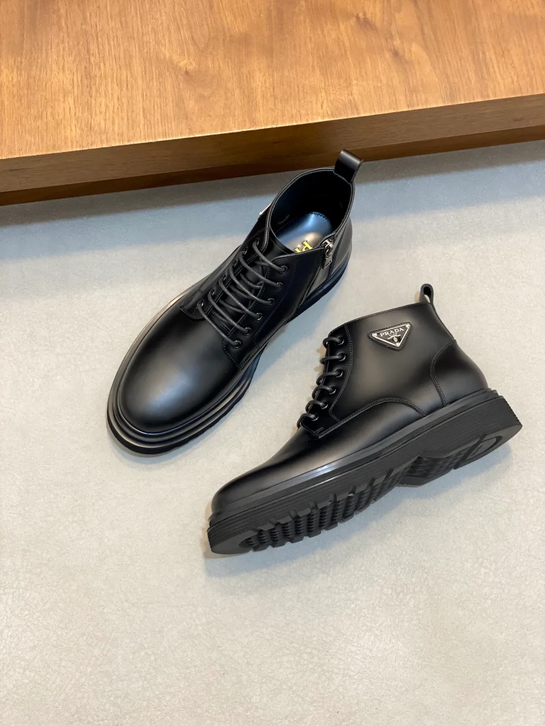 Men's men's shoes💰900 Prada/Prada Thick-soled formal wear shipped, same style at the counter, top-quality goods produced in Dongguan, those who know the goods should hurry up and start! New men's casual leather shoes, imported calfskin, shiny and translucent leather, uniform leather holes, fine texture, splicing and sewing technology, soft, comfortable and wrinkle-free, elegant Derby shoe shape, thickened and heavy-duty made, high-quality products that kill all currencies in the market, standard gold-label cowhide feet, calfskin lining, thickened rubber sole, durable and wear-resistant, ultra-light material, extremely comfortable for the upper foot, smooth surface, splicing lines, two styles to choose from, complete packaging! Size: 39-40-41-42-43-44 (45 customized) leather shoes